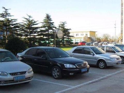 变速箱油多长时间要换一次？有些人不清楚，导致车子提前大修