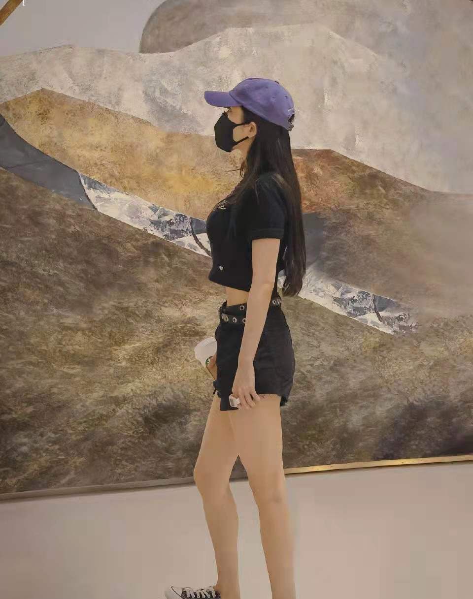 纹身贴,杨幂,女神,少女,好友 . 女神杨幂贴可爱纹身贴,与好友逛街拍照,少女感十足
