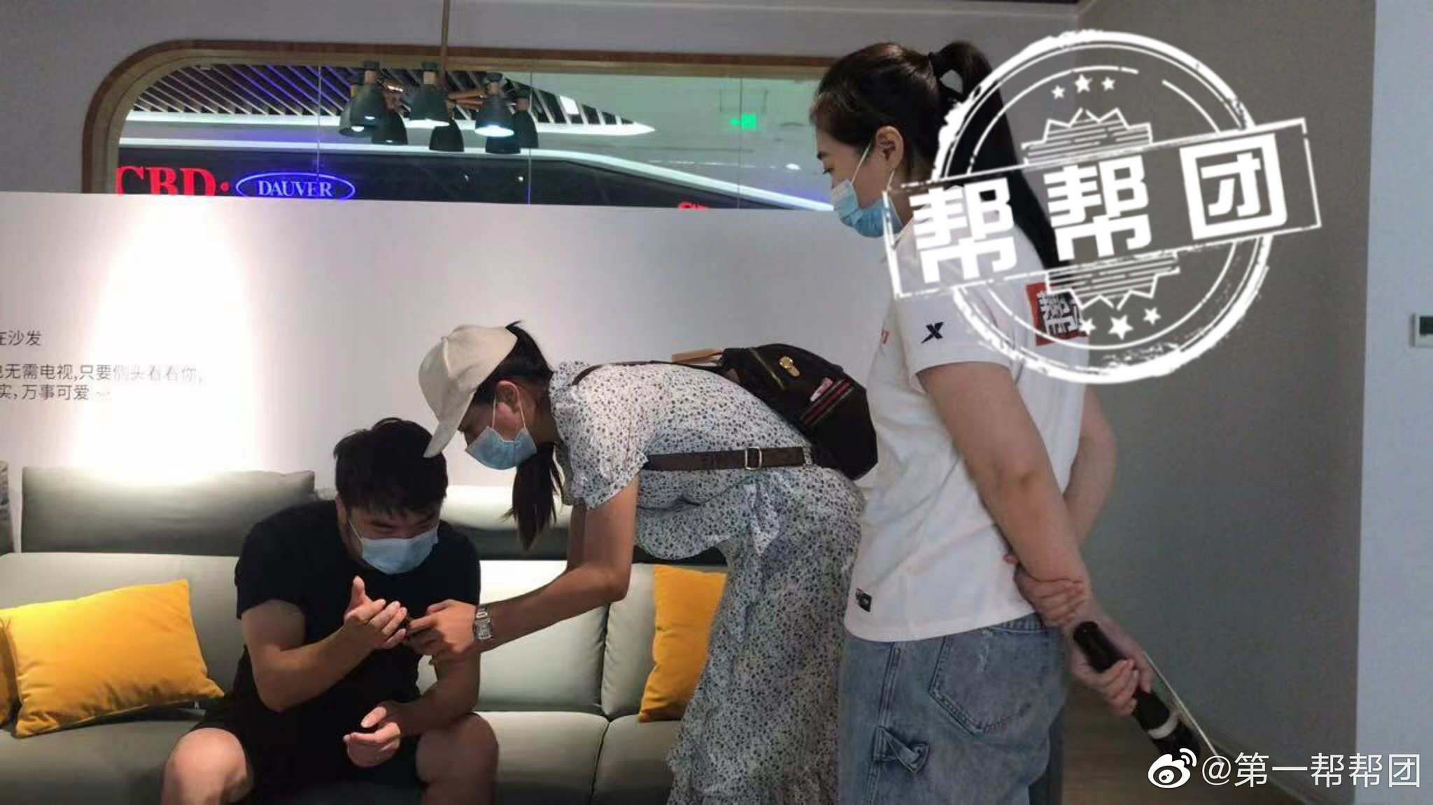2018真皮沙发排行_手握二十万可以选它,自带真皮沙发,配爱信8AT,搭2.0T+233马力