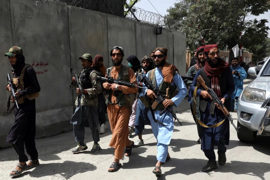 外媒:塔利班武装人员向抗议民众开火