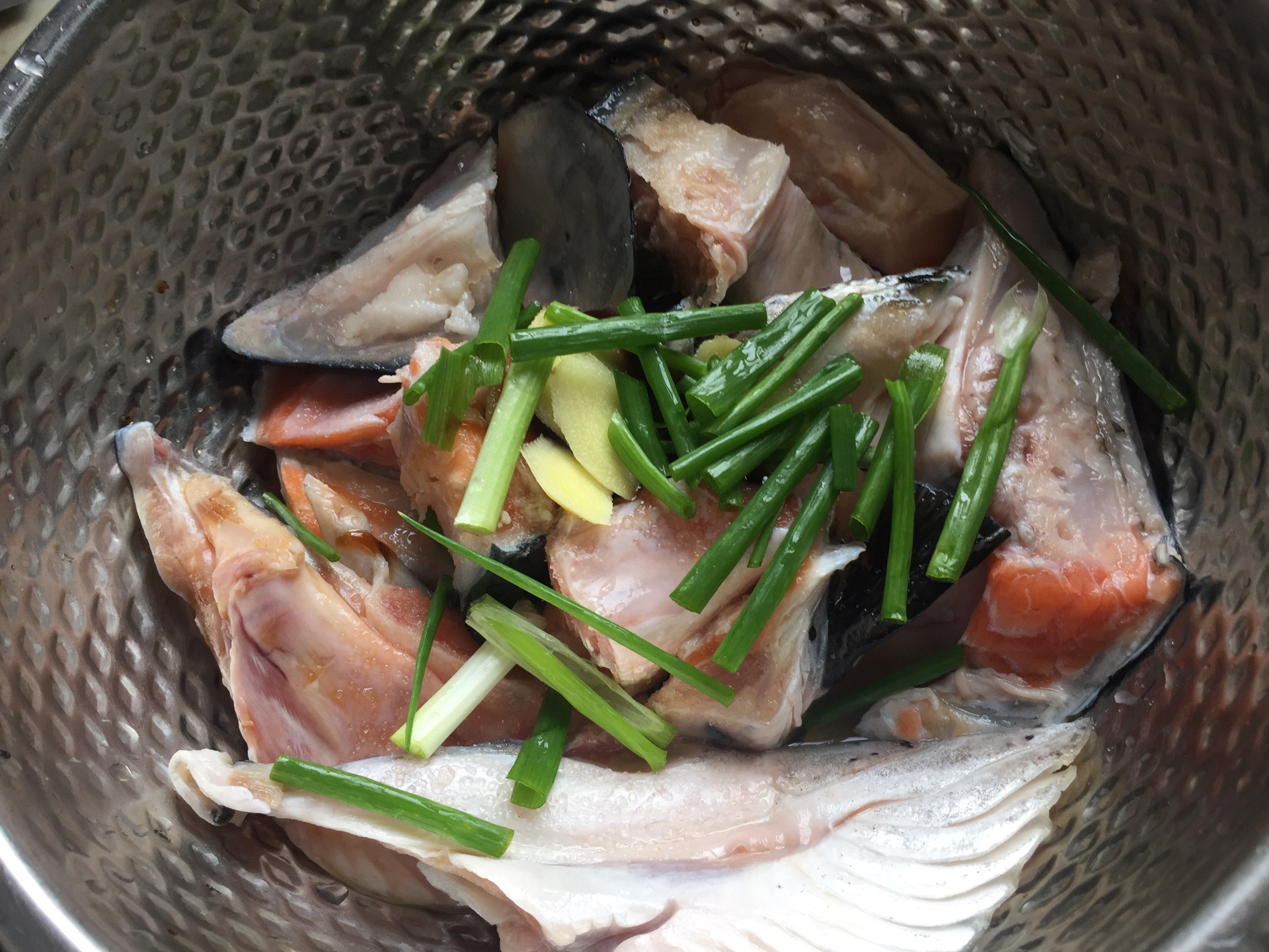 广式经典名菜“砂锅焗鱼头”，又鲜又嫩，不放一滴水，做法超简单_凤凰网视频_凤凰网