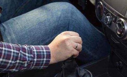 损伤汽车引擎的五个习惯，修车师傅都忍不住要训斥了！