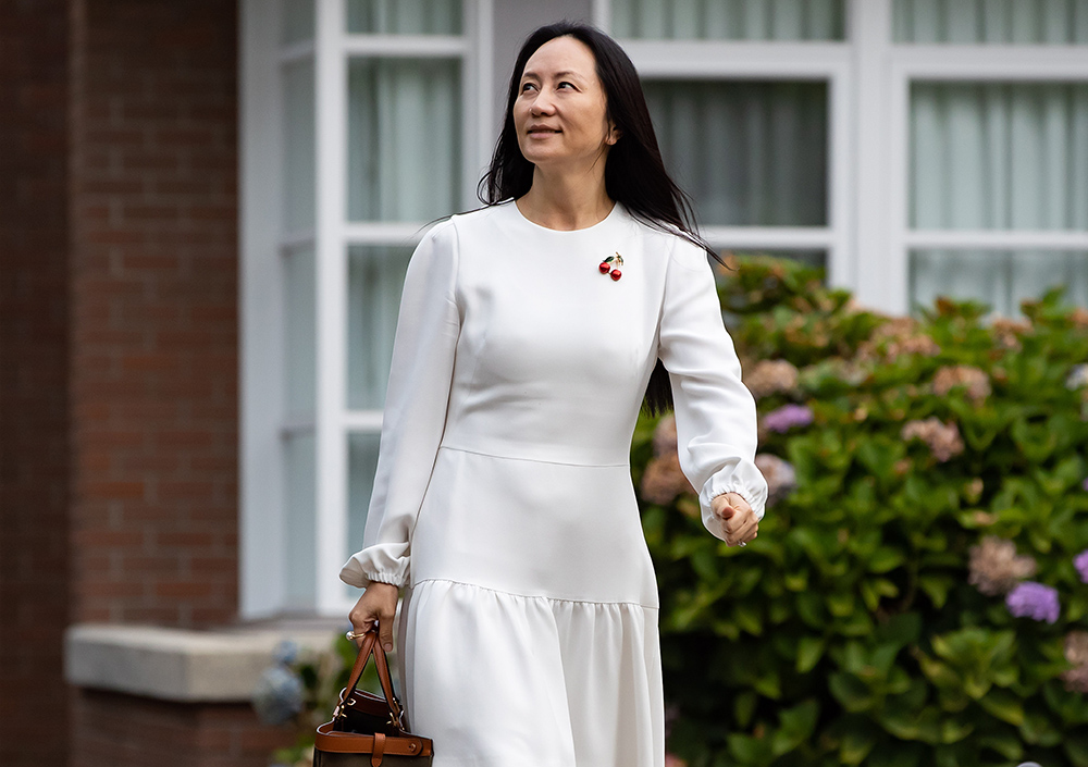 当地时间2021年8月17日,加拿大温哥华,孟晚舟引渡案继续在加拿大不列颠哥伦比亚省高等法院开庭。图为孟晚舟离开住所,图自澎湃影像。