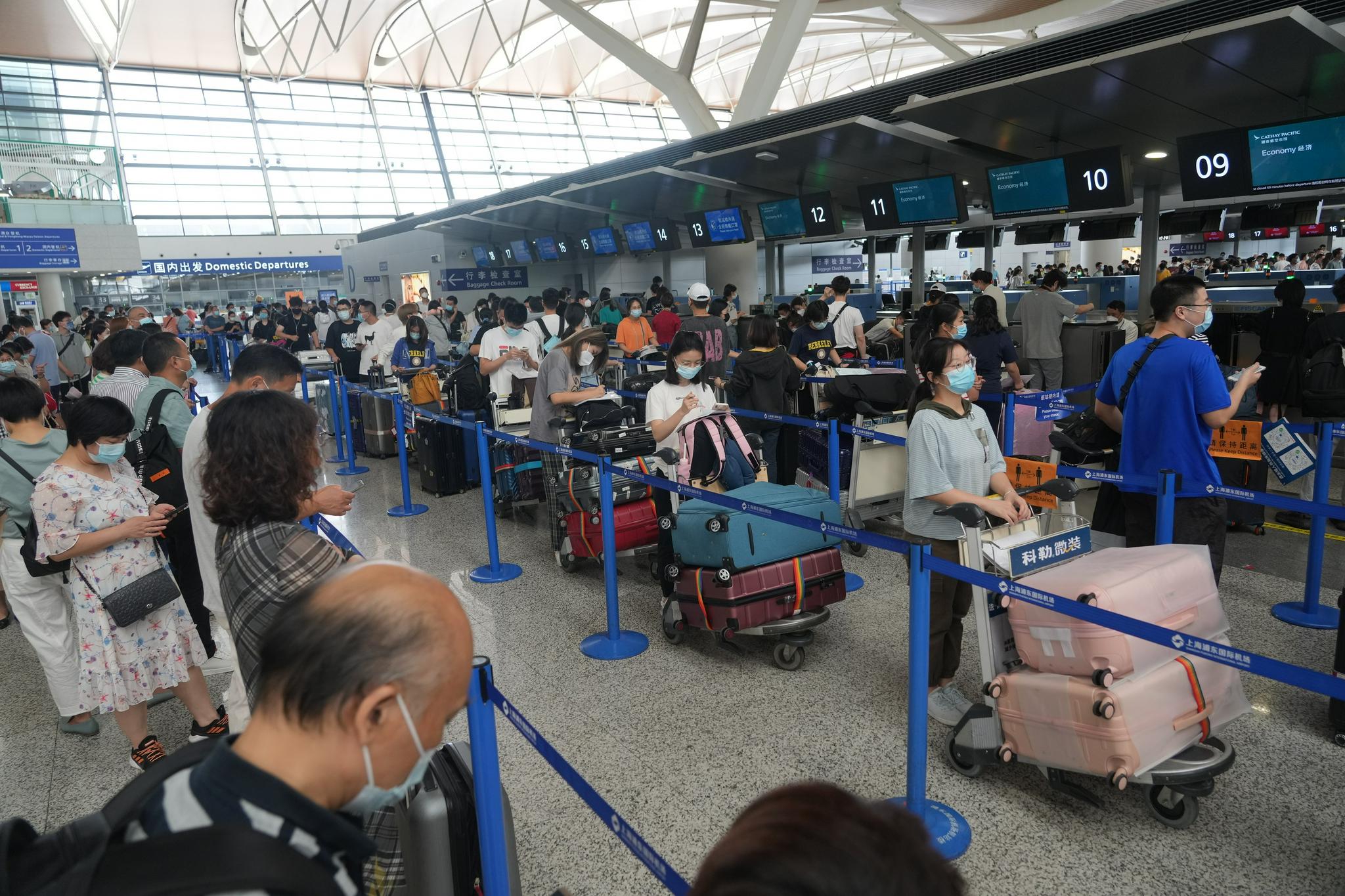 上海浦东机场:中国留学生集中赴北美开学报到