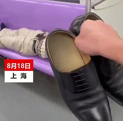 男子上海地铁内横躺脱鞋睡觉,被乘客提鞋扔进垃圾桶,谁更过分?休闲区蓝鸢梦想 - Www.slyday.coM 男子上海地铁内横躺脱鞋睡觉,被乘客提鞋扔进垃圾桶,谁更过分?休闲区蓝鸢梦想 - Www.slyday.coM
