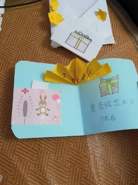 我女儿送我的生日礼物亲手制作的贺卡很有心了