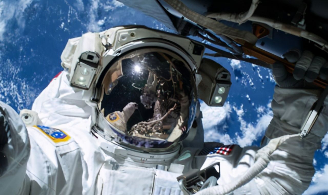 为什么宇航员刚回到地超变态网页传奇面,都要坐在椅子上?听听专家的解释