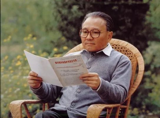 卢奇凭借电影《邓小平》获得了第26届大众电影百花奖和华表奖最佳男