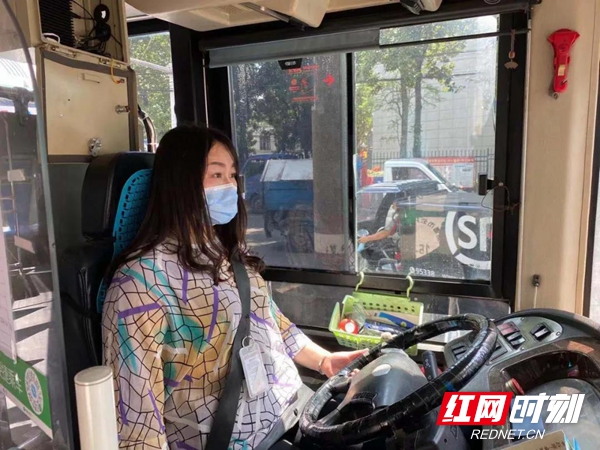 湘潭:一老人乘公交车遗落8万元现金 司机及时上交并归还休闲区蓝鸢梦想 - Www.slyday.coM 湘潭:一老人乘公交车遗落8万元现金 司机及时上交并归还休闲区蓝鸢梦想 - Www.slyday.coM