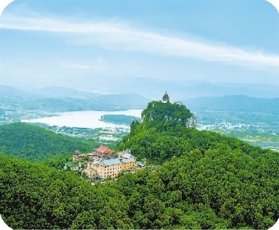 登临安徽省和县鸡笼山顶,居高望远,山下一片葱绿.