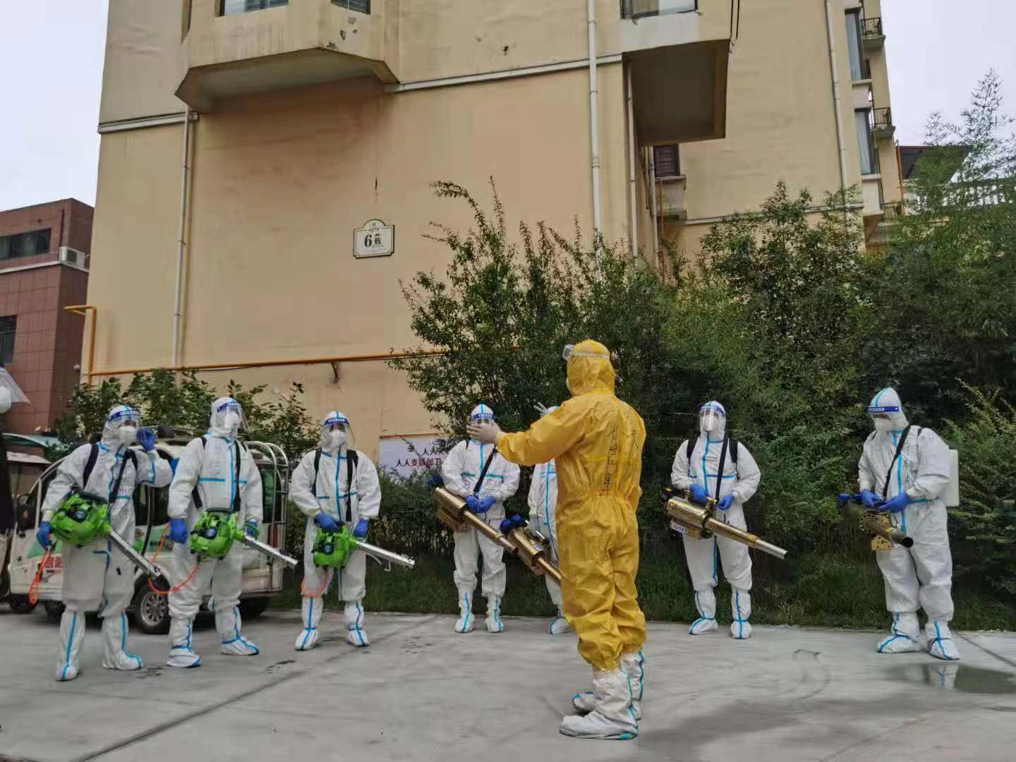 二七急速救援队 义务消杀在行动 一天服务商丘10多个小区