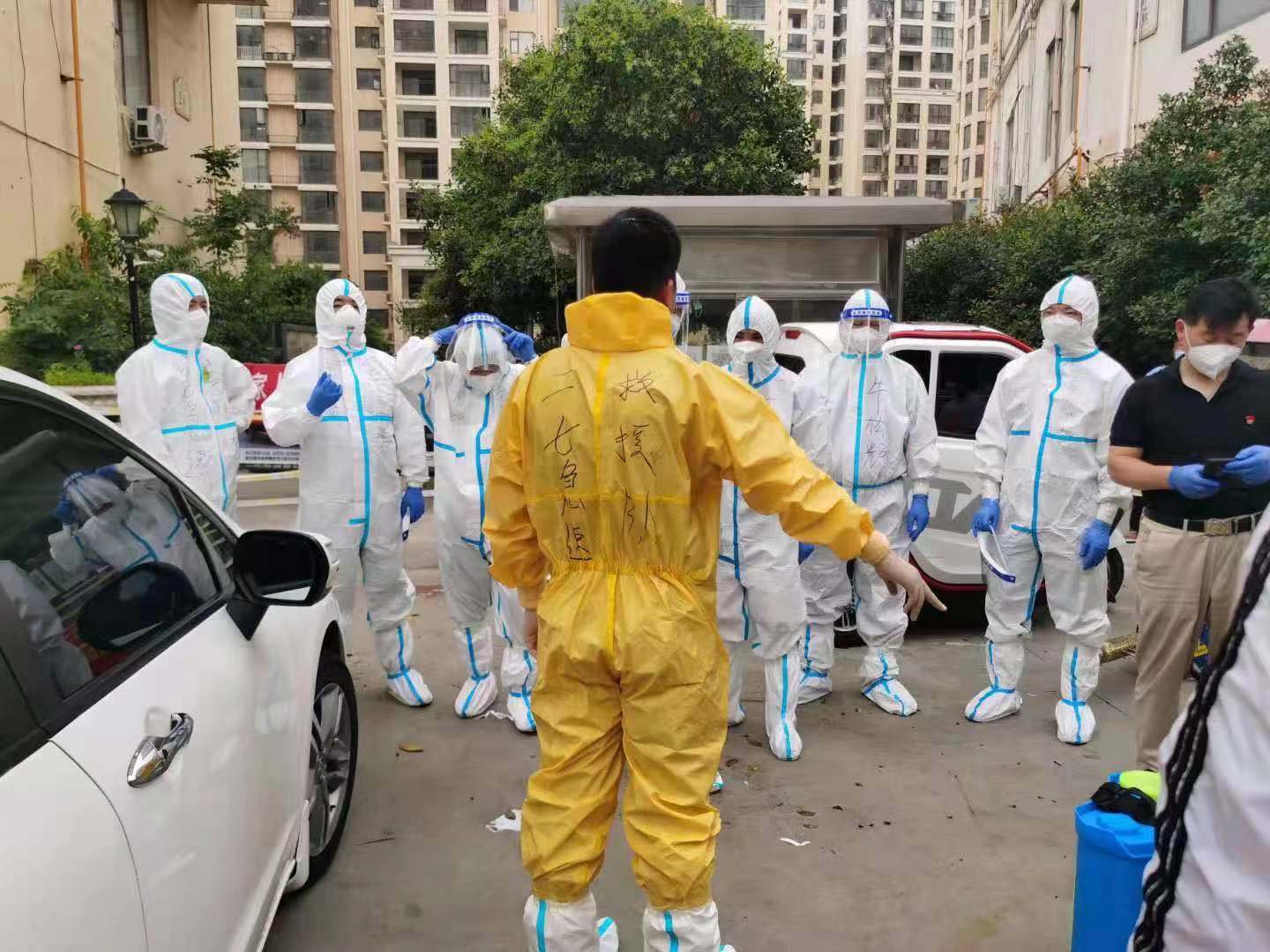 二七急速救援队 义务消杀在行动 一天服务商丘10多个小区