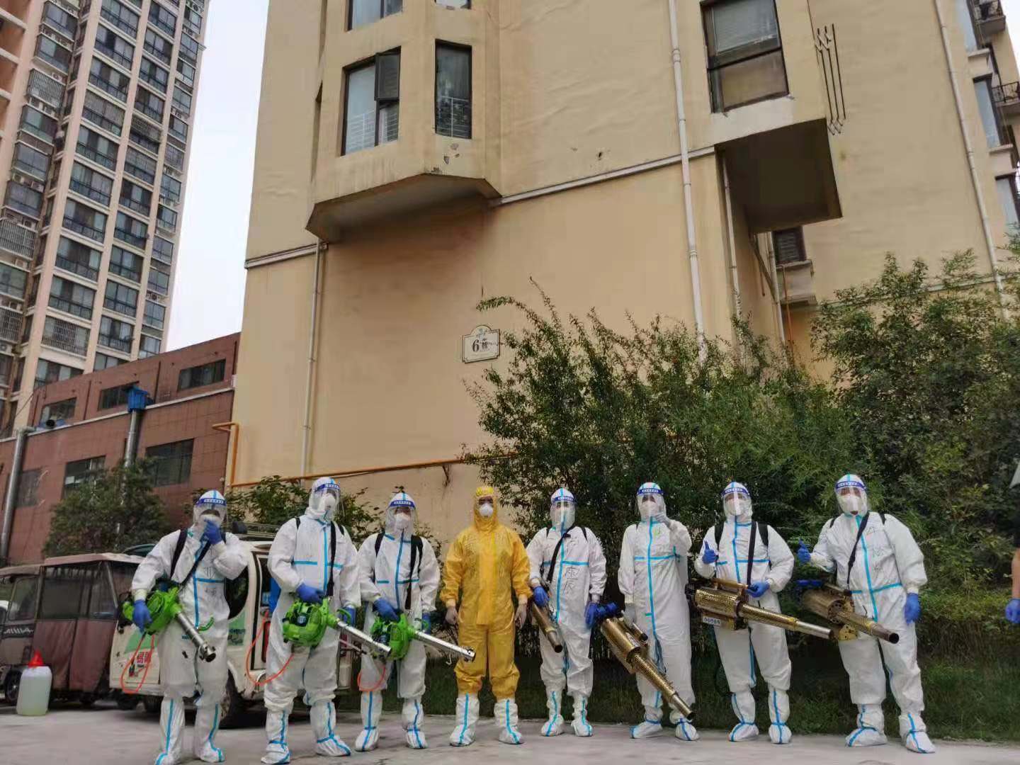 二七急速救援队 义务消杀在行动 一天服务商丘10多个小区