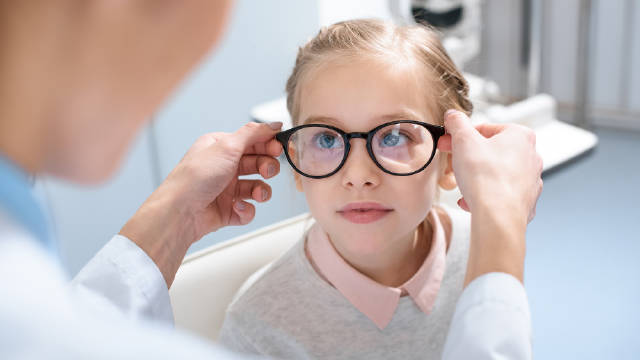 孩子近视戴眼镜,会导致度数涨得更快?眼科医生告诉你答案