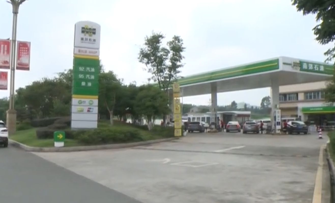 重庆:45升油箱加出50升,男子认为加油机有问题,加油站:很正常休闲区蓝鸢梦想 - Www.slyday.coM 重庆:45升油箱加出50升,男子认为加油机有问题,加油站:很正常休闲区蓝鸢梦想 - Www.slyday.coM