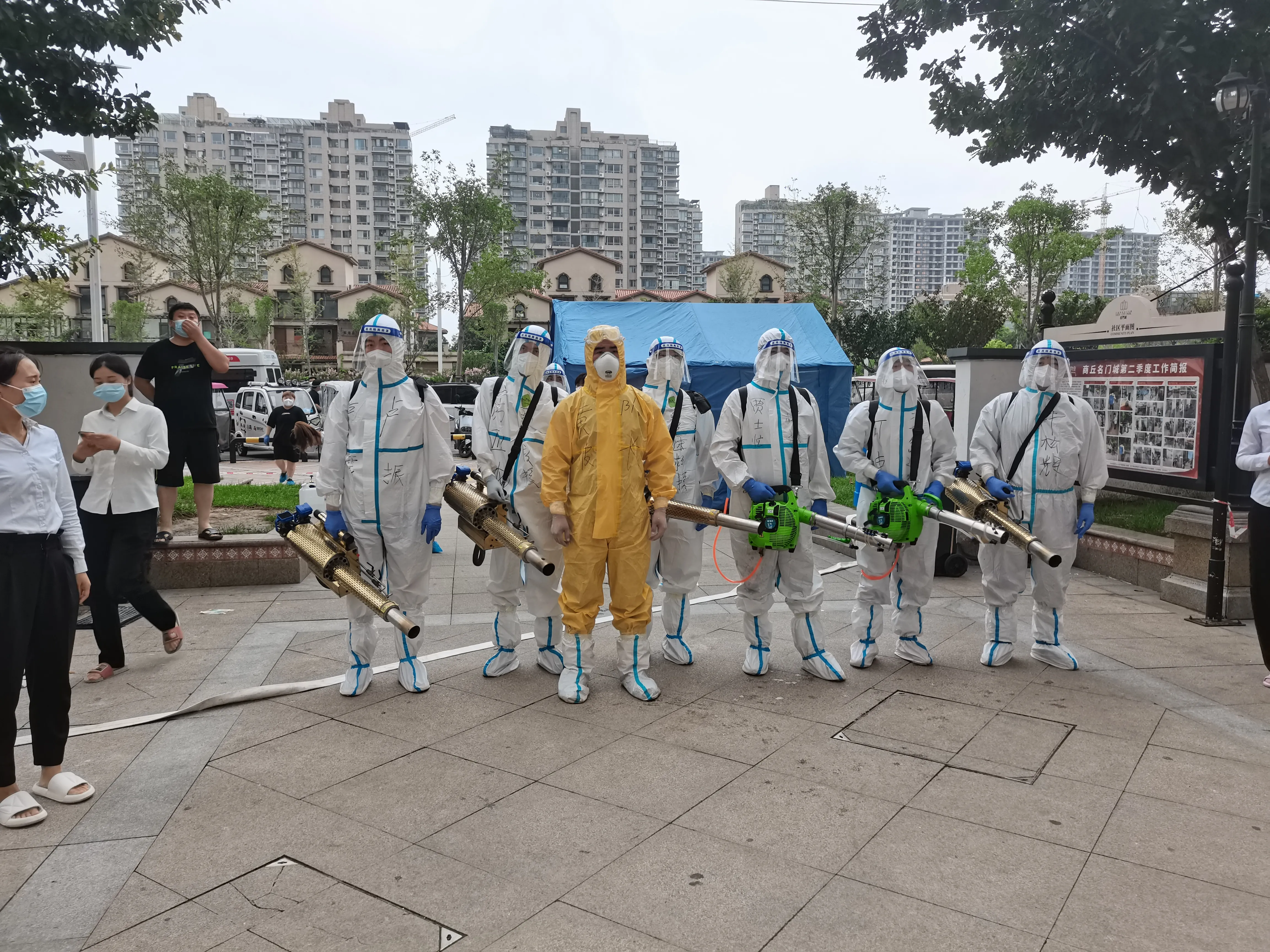 二七急速救援队 义务消杀在行动 一天服务商丘10多个小区