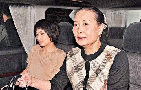 梁安琪陈婉珍座驾都是大奔,蓝琼缨却选雷克萨斯,难怪她是大赢家