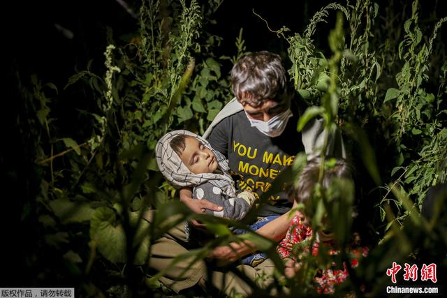 资料图:在土耳其东部乡村的阿富汗难民。