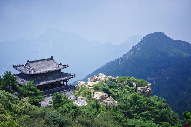 山东泰山海拔仅1545米远看是个小山包为何能成为五岳之首