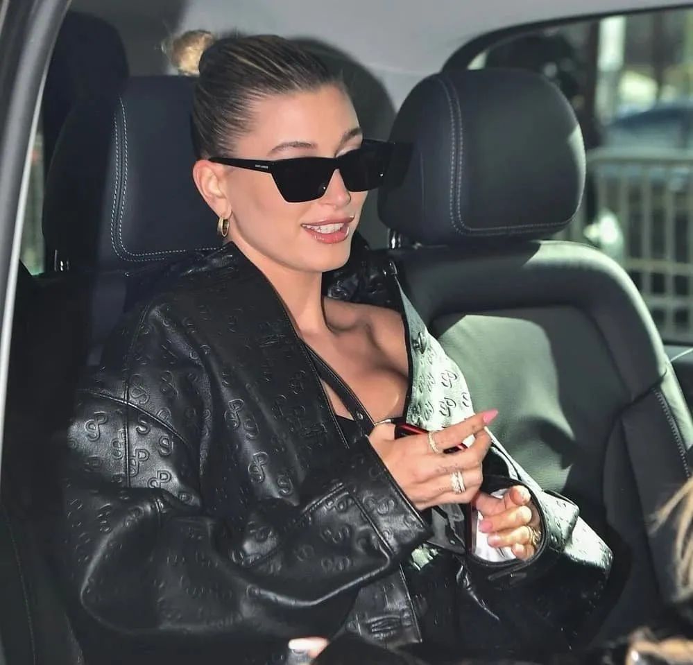 Hailey Bieber身穿北欧品牌Saks Potts