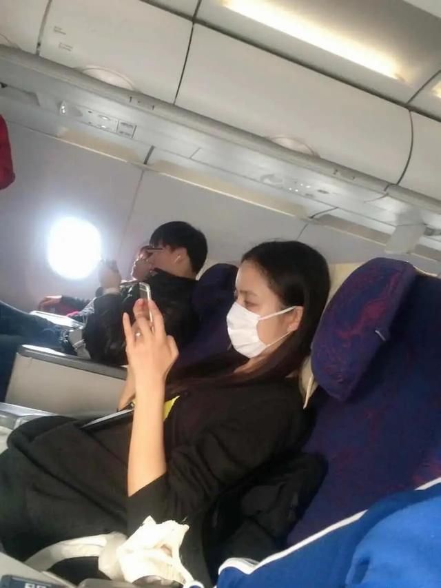 网友偶遇佟丽娅坐飞机,真实镜头下一点不美,皮肤也是黑黢黢的!