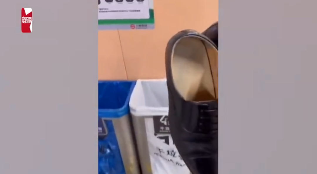 男子侧躺“霸座”,鞋被愤怒乘客扔进垃圾箱?上海地铁:正在核实休闲区蓝鸢梦想 - Www.slyday.coM 男子侧躺“霸座”,鞋被愤怒乘客扔进垃圾箱?上海地铁:正在核实休闲区蓝鸢梦想 - Www.slyday.coM