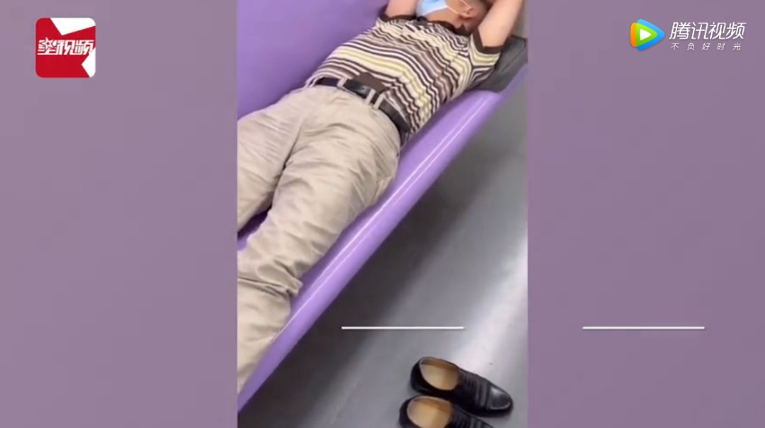 男子地铁内脱鞋横躺,鞋被乘客扔进垃圾桶!地铁回应休闲区蓝鸢梦想 - Www.slyday.coM 男子地铁内脱鞋横躺,鞋被乘客扔进垃圾桶!地铁回应休闲区蓝鸢梦想 - Www.slyday.coM