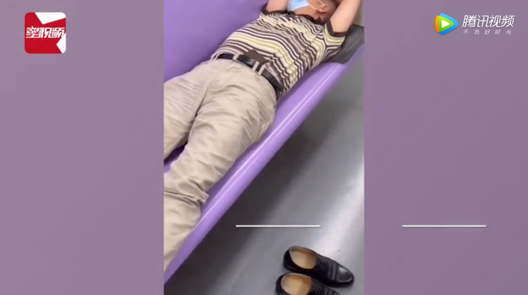 男子侧躺“霸座”,鞋被愤怒乘客扔进垃圾箱?上海地铁:正在核实休闲区蓝鸢梦想 - Www.slyday.coM 男子侧躺“霸座”,鞋被愤怒乘客扔进垃圾箱?上海地铁:正在核实休闲区蓝鸢梦想 - Www.slyday.coM