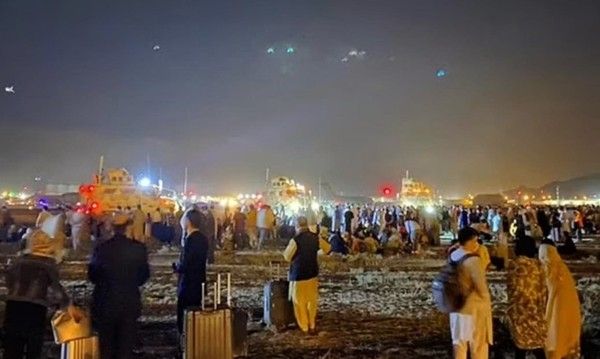 西方在喀布尔机场爆发内讧,美军直接掏枪,吓得<a href=