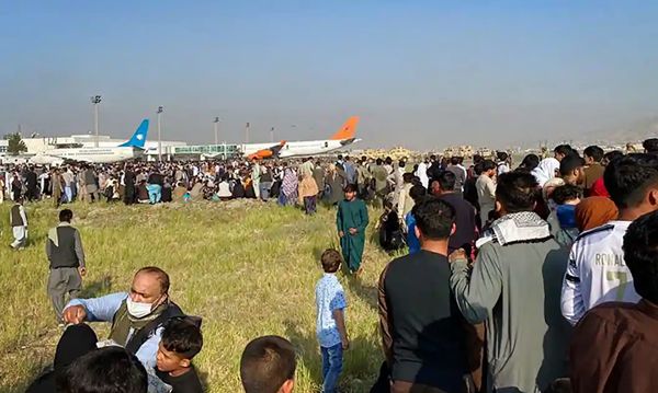 西方在喀布尔机场爆发内讧,美军直接掏枪,吓得<a href=