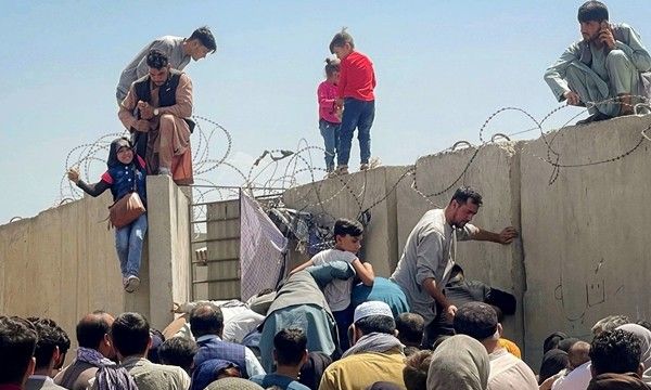 西方在喀布尔机场爆发内讧,美军直接掏枪,吓得<a href=