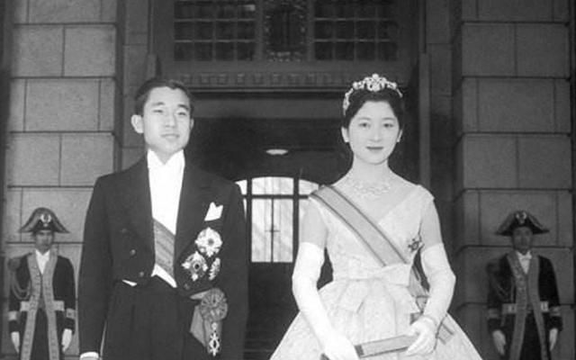 日本皇后拒绝合葬:我与明仁天皇没有爱情,只有子宫被需要