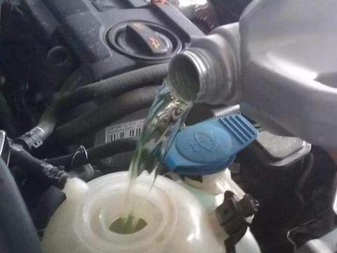 防冻液也分颜色？修车员：不知道别随便加，小心车少开3年