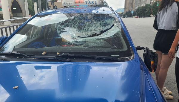 刚刚,贵阳的哥经历惊魂一幕,挡风玻璃瞬间被砸穿休闲区蓝鸢梦想 - Www.slyday.coM 刚刚,贵阳的哥经历惊魂一幕,挡风玻璃瞬间被砸穿休闲区蓝鸢梦想 - Www.slyday.coM