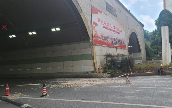 刚刚,贵阳的哥经历惊魂一幕,挡风玻璃瞬间被砸穿休闲区蓝鸢梦想 - Www.slyday.coM 刚刚,贵阳的哥经历惊魂一幕,挡风玻璃瞬间被砸穿休闲区蓝鸢梦想 - Www.slyday.coM