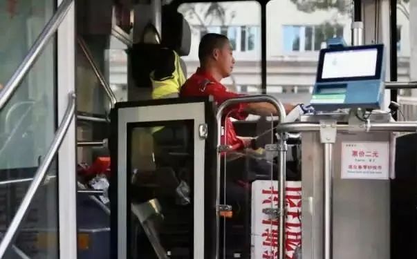 太冤了! 男子带猫上公交,司机上海话提醒被当脏话辱骂?惨遭掌掴!休闲区蓝鸢梦想 - Www.slyday.coM 太冤了! 男子带猫上公交,司机上海话提醒被当脏话辱骂?惨遭掌掴!休闲区蓝鸢梦想 - Www.slyday.coM