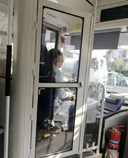 太冤了! 男子带猫上公交,司机上海话提醒被当脏话辱骂?惨遭掌掴!休闲区蓝鸢梦想 - Www.slyday.coM 太冤了! 男子带猫上公交,司机上海话提醒被当脏话辱骂?惨遭掌掴!休闲区蓝鸢梦想 - Www.slyday.coM