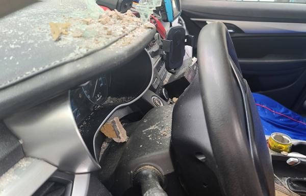 刚刚,贵阳的哥经历惊魂一幕,挡风玻璃瞬间被砸穿休闲区蓝鸢梦想 - Www.slyday.coM 刚刚,贵阳的哥经历惊魂一幕,挡风玻璃瞬间被砸穿休闲区蓝鸢梦想 - Www.slyday.coM