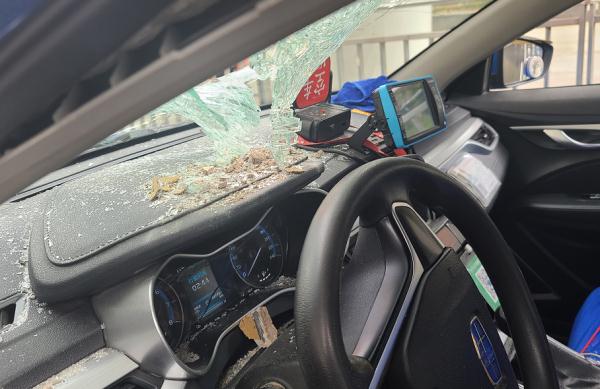 刚刚,贵阳的哥经历惊魂一幕,挡风玻璃瞬间被砸穿休闲区蓝鸢梦想 - Www.slyday.coM 刚刚,贵阳的哥经历惊魂一幕,挡风玻璃瞬间被砸穿休闲区蓝鸢梦想 - Www.slyday.coM