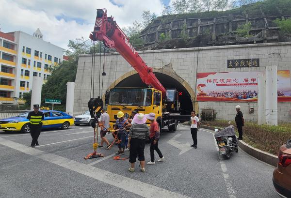 刚刚,贵阳的哥经历惊魂一幕,挡风玻璃瞬间被砸穿休闲区蓝鸢梦想 - Www.slyday.coM 刚刚,贵阳的哥经历惊魂一幕,挡风玻璃瞬间被砸穿休闲区蓝鸢梦想 - Www.slyday.coM