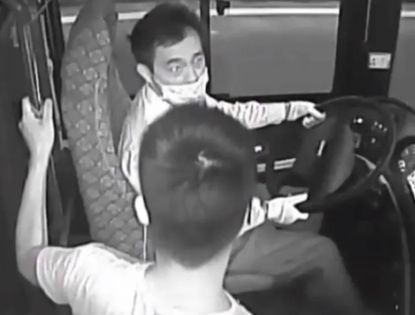 太冤了! 男子带猫上公交,司机上海话提醒被当脏话辱骂?惨遭掌掴!休闲区蓝鸢梦想 - Www.slyday.coM 太冤了! 男子带猫上公交,司机上海话提醒被当脏话辱骂?惨遭掌掴!休闲区蓝鸢梦想 - Www.slyday.coM