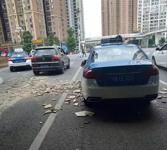 刚刚,贵阳的哥经历惊魂一幕,挡风玻璃瞬间被砸穿休闲区蓝鸢梦想 - Www.slyday.coM 刚刚,贵阳的哥经历惊魂一幕,挡风玻璃瞬间被砸穿休闲区蓝鸢梦想 - Www.slyday.coM