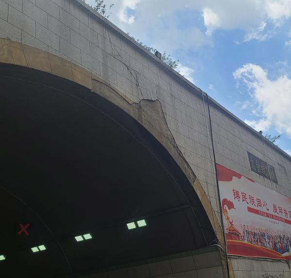 刚刚,贵阳的哥经历惊魂一幕,挡风玻璃瞬间被砸穿休闲区蓝鸢梦想 - Www.slyday.coM 刚刚,贵阳的哥经历惊魂一幕,挡风玻璃瞬间被砸穿休闲区蓝鸢梦想 - Www.slyday.coM