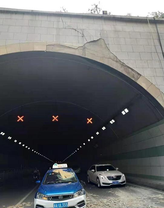 刚刚,贵阳的哥经历惊魂一幕,挡风玻璃瞬间被砸穿休闲区蓝鸢梦想 - Www.slyday.coM 刚刚,贵阳的哥经历惊魂一幕,挡风玻璃瞬间被砸穿休闲区蓝鸢梦想 - Www.slyday.coM