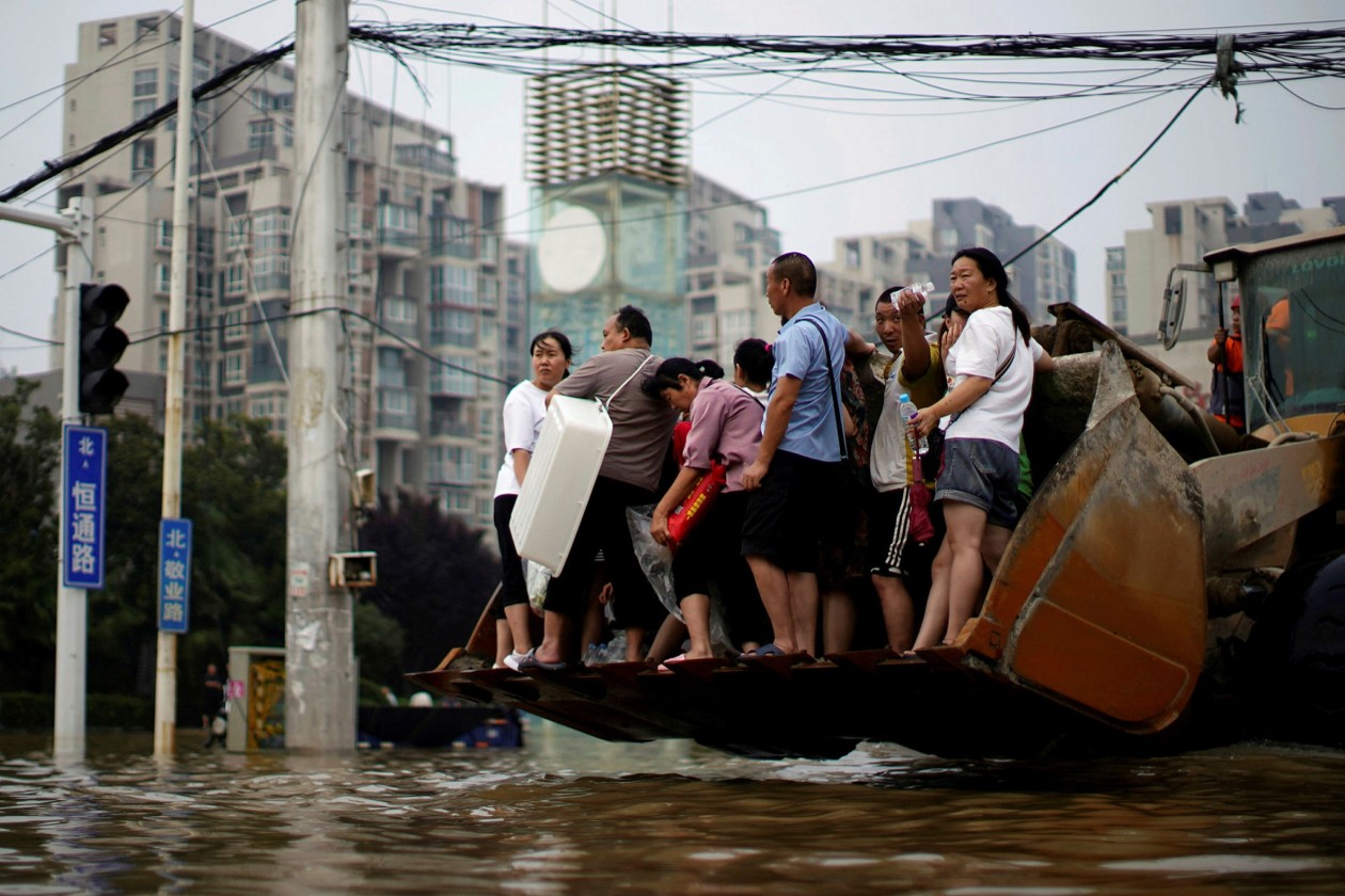 马来西亚洪水导致上万人疏散_人民号