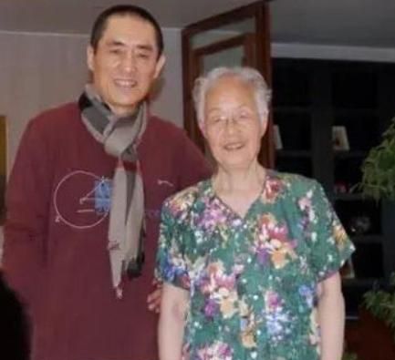 身价过亿的张艺谋,亲弟弟一个在老家种地,一个在修自行车