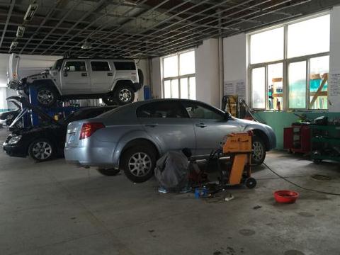 汽车在4S店保养时,为何多数师傅都不建议换刹车油?原因让人诧异