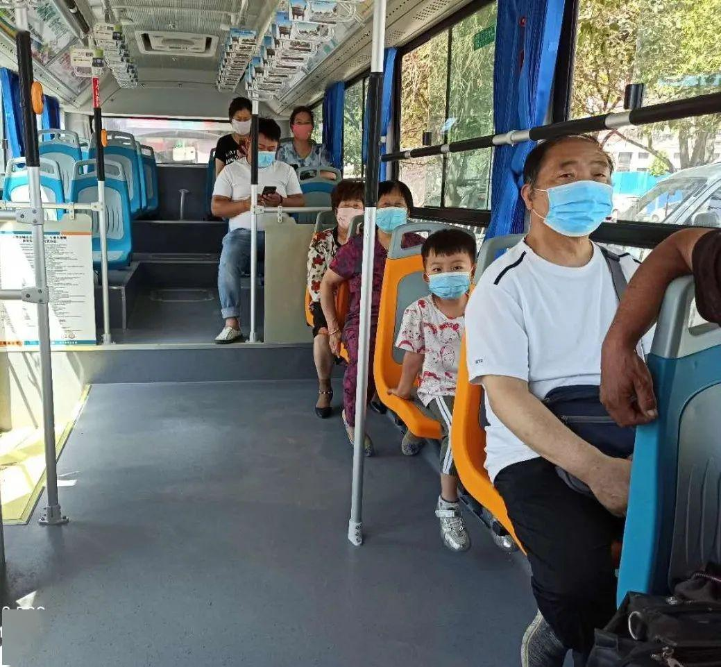 男孩坐公交不戴口罩妈妈无动于衷没有规则意识的人太可怕
