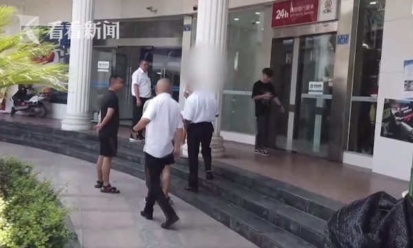 视频|闻所未闻!男子用真钱造假币把自己送进看守所休闲区蓝鸢梦想 - Www.slyday.coM 视频|闻所未闻!男子用真钱造假币把自己送进看守所休闲区蓝鸢梦想 - Www.slyday.coM