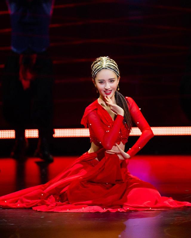 佟丽娅《舞蹈生》造型,一袭红裙露腰设计大裙摆,异域风情浓郁